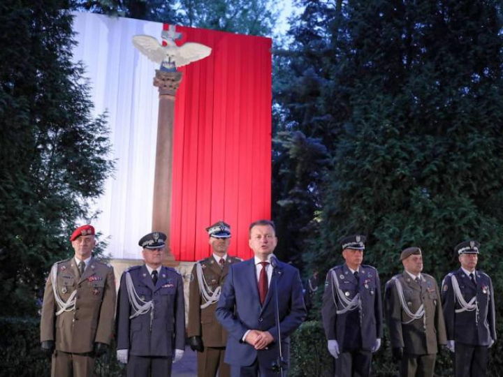 Minister obrony narodowej Mariusz Błaszczak (C) podczas Apelu Pamięci zorganizowanego, 14 bm. w ramach centralnych uroczystości z okazji Święta Wojska Polskiego na Cmentarzu Wojskowym na Powązkach. Fot. PAP/L. Szymański