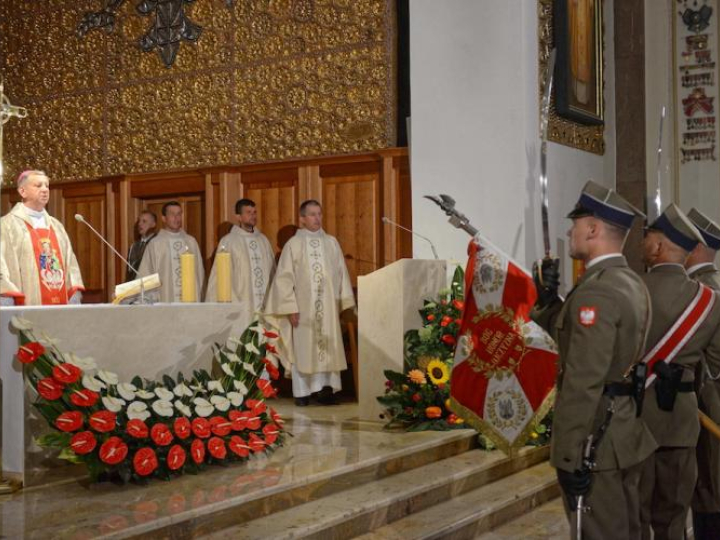 Biskup polowy Wojska Polskiego Józef Guzdek (L) podczas mszy św. odprawionej w Katedrze Polowej WP w intencji Ojczyzny. Fot. PAP/J. Kamiński