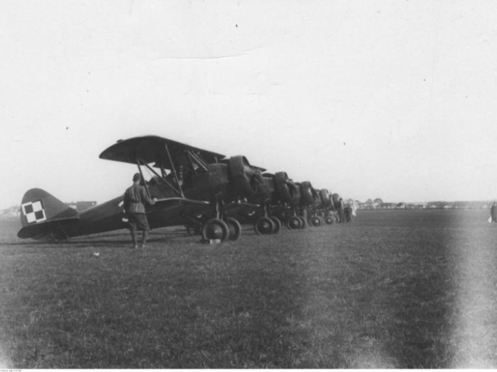 Komendant Centrum Wyszkolenia Oficerów Lotnictwa w Dęblinie ppłk obs. Stefan Sznuk (w oddali) wypuszcza do lotu pierwsze samoloty typu PWS 26. 1937 r. Fot. NAC