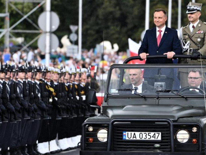 . Prezydent RP, zwierzchnik sił zbrojnych Andrzej Duda (L) w towarzystwie szefa Sztabu Generalnego, naczelnego dowódcy na czas wojny gen. broni Rajmunda Andrzejczaka (P) dokonuje przeglądu pododdziałów wojskowych, przed rozpoczęciem Wielkiej Defilady Niepodległości. Fot. PAP/J. Turczyk