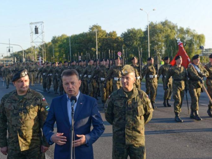 Minister obrony narodowej Mariusz Błaszczak (C) podczas wypowiedzi dla mediów w trakcie próby generalnej defilady wojskowej w Warszawie z okazji Święta Wojska Polskiego. Obok stoją Dowódca Generalny Rodzajów Sił Zbrojnych gen. broni Jarosław Mika (L) oraz dowódca Garnizonu Warszawa gen. brygady Robert Głąb. Fot. PAP/J. Kamiński