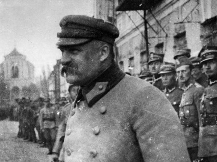 Naczelnik Państwa Józef Piłsudski z oficerami i żołnierzami Wojska Polskiego, 1919 r. Źródło: NAC