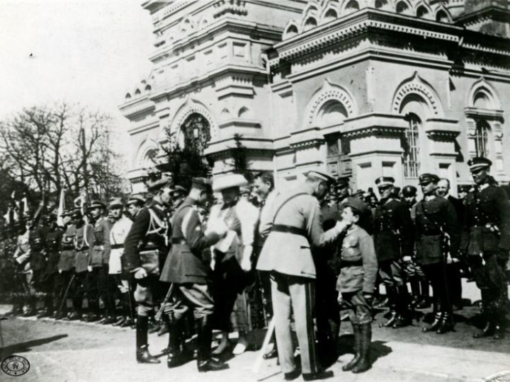 Marszałek Józef Piłsudski dekoruje Krzyżem Walecznych ucznia Gimnazjum Płockiego Tadeusza Jeziorowskiego. 10.04.1921 r. Fot. CAW