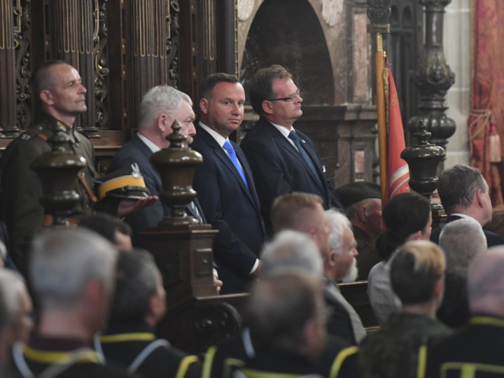 Prezydent Andrzej Duda (2P), szef Urzędu ds. Kombatantów i Osób Represjonowanych Jan Józef Kasprzyk (P) i prezydent Krakowa Jacek Majchrowski (3P) uczestniczą w mszy świętej w katedrze wawelskiej w intencji ojczyzny i marszałka Józefa Piłsudskiego. Fot. PAP/J. Bednarczyk