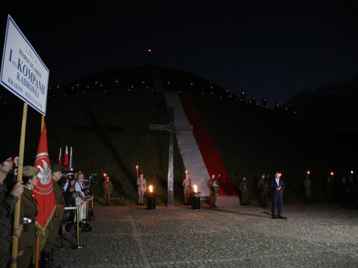 Prezydent Andrzej Duda uczestniczy w uroczystym capstrzyku pod kopcem Piłsudskiego na wzgórzu Sowiniec w ramach uroczystości związanych z 53. Marszem Szlakiem I Kompanii Kadrowej. Fot. PAP/J. Bednarczyk