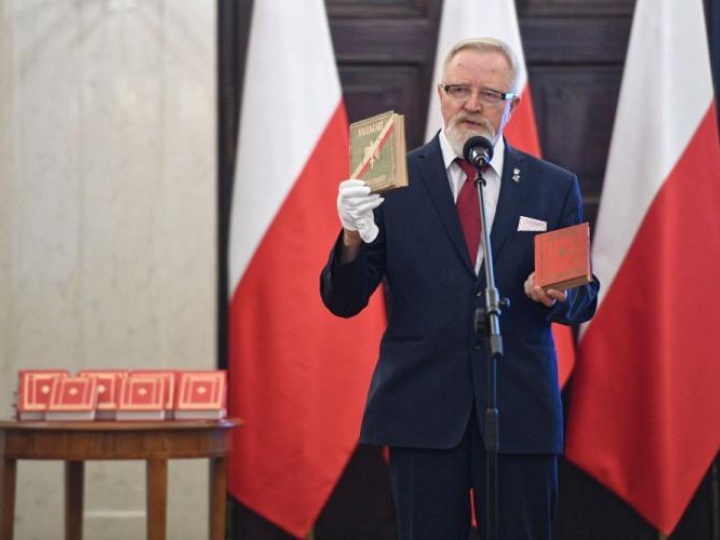 Dyrektor Archiwum Akt Nowych dr Tadeusz Krawczak podczas prezentacji reprintu "Kalendarza Niepodległości" z 1939 roku. Fot. PAP/J. Turczyk