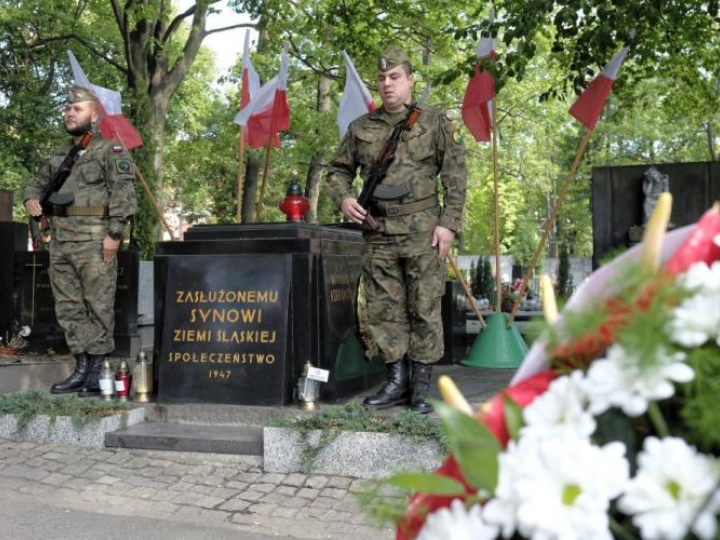 Uroczystość złożenia kwiatów na grobie Wojciecha Korfantego na cmentarzu przy ul. Francuskiej w Katowicach w 79. rocznicę śmierci Korfantego. Fot. PAP/A. Grygiel