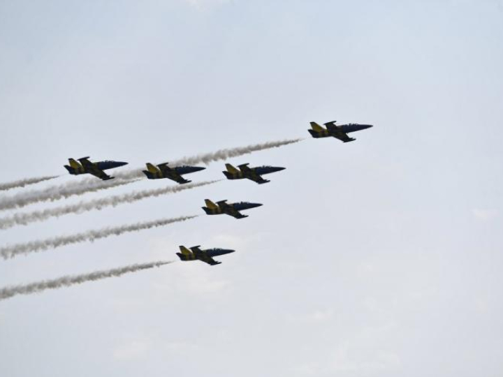 Łotewskie samoloty L-39 albatros w trakcie pokazu podczas konferencji prasowej nt. Międzynarodowych Pokazów Lotniczych Air Show 2018 w Radomiu. 20.08.2018. Fot. PAP/P. Polak