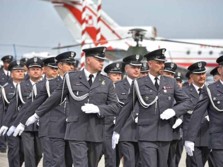 Uroczystości przed Pomnikiem Bohaterskim Lotnikom Dęblińskiej Szkoły Orląt w Dęblinie podczas obchodów 100-lecia lotnictwa wojskowego. Fot. PAP/T. Koryszko