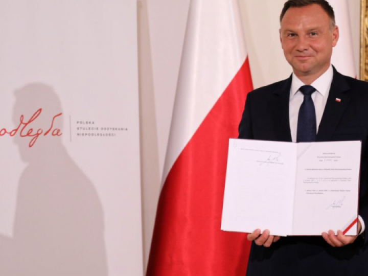 Prezydent Andrzej Duda podpisał ustawę o Medalu Stulecia Odzyskanej Niepodległości. Fot. PAP/J. Bednarczyk