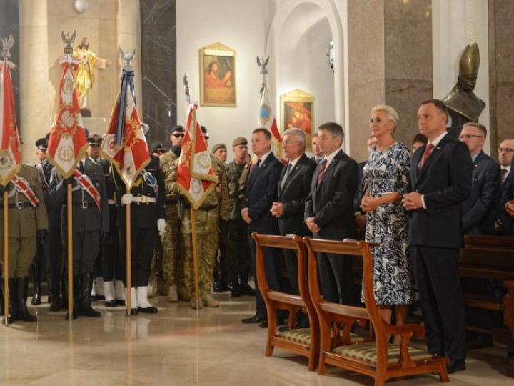 Prezydent RP Andrzej Duda (3P) z żoną Agatą Kornhauser-Dudą (4P), marszałek Sejmu Marek Kuchciński (5P) i marszałek Senatu Stanisław Karczewski (6P) podczas mszy św. odprawionej w Katedrze Polowej WP w intencji Ojczyzny, 15 bm. Fot. PAP/J. Kamiński