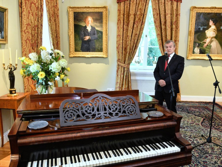 Wicepremier, minister kultury Piotr Gliński podczas przekazania obrazów, portretów Paderewskich, do Muzeum im. Kazimierza Pułaskiego w Warce. Fot. PAP/J. Turczyk