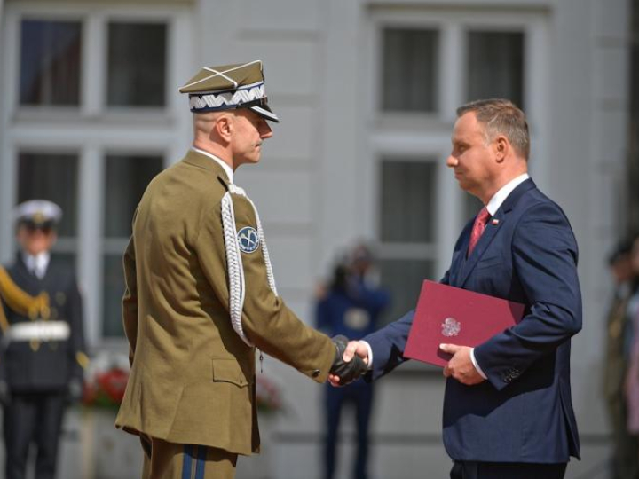 Szef Sztabu Generalnego gen. broni Rajmund Andrzejczak (L) otrzymał akt wskazania na naczelnego dowódcę na czas wojny z rąk prezydenta RP, zwierzchnika Sił Zbrojnych Andrzeja Dudy (P). Fot. PAP/M. Obara