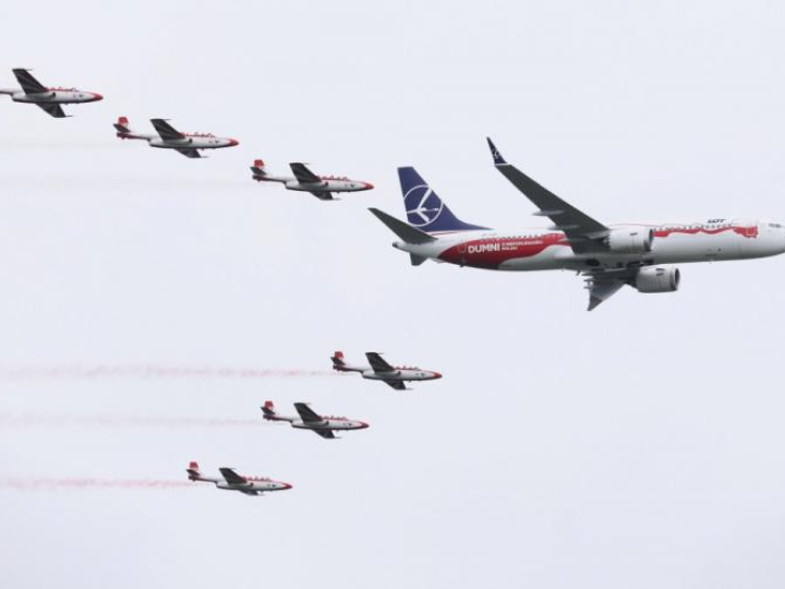 Przelot Boeinga 737 MAX w narodowych barwach i biało-czerwonych Iskier podczas Międzynarodowych Pokazów Lotniczych Air Show w Radomiu. Fot. PAP/L. Szymański