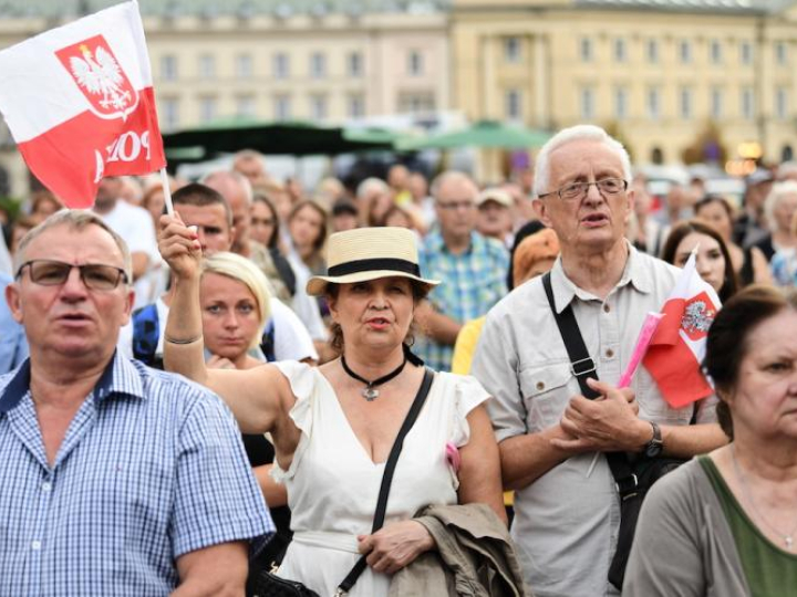 Koncert piosenek patriotycznych podczas Festynu Patriotycznego „Nam twierdzą będzie każdy próg” zorganizowanego, 15 bm. na pl. Teatralnym w Warszawie. Fot. PAP/B. Zborowski