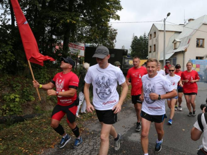 Sztafeta żołnierzy Wojsk Obrony Terytorialnej upamiętniająca 100. rocznicę odzyskania niepodległości przez Polskę - start grupy zadaniowej ŹRÓDŁO z Wisły. Fot. PAP/A. Grygiel