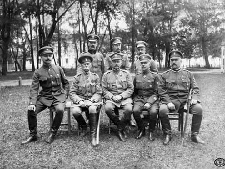 Sztab I Korpusu Polskiego z dowódcą gen. Józefem Dowbór-Muśnickim (siedzi w środku). 1918 r. Źródło: CAW