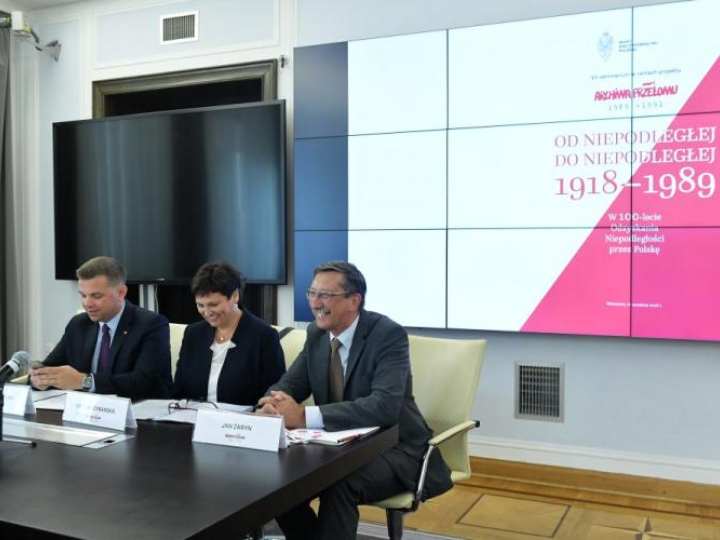Szef Kancelarii Prezydenta RP, minister Halina Szymańska (C), szef Kancelarii Senatu, minister Jakub Kowalski (L) i senator Jan Żaryn (P). Fot. PAP/M. Obara
