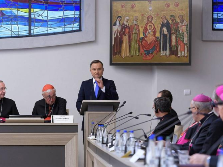 Prezydent Andrzej Duda (C), arcybiskup Poznania i wiceprzewodniczący CCEE abp Stanisław Gądecki (L) oraz arcybiskup Westminster i wiceprzewodniczący CCEE kardynał Vincent Nichols (2L) podczas obrad Zebrania Plenarnego Rady Konferencji Episkopatów Europy (CCEE). Poznań, 15.09.2018. Fot. PAP/J. Kaczmarczyk