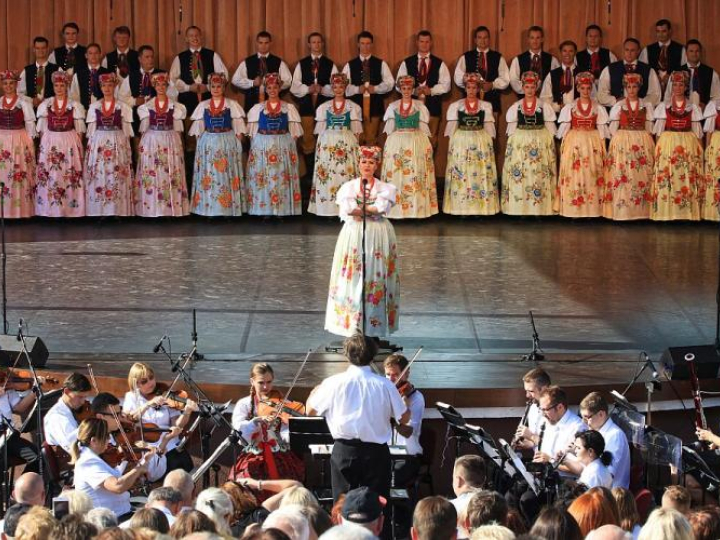 Koncert galowy Zespołu Pieśni i Tańca Śląsk podczas inauguracji 26. Europejskich Dni Dziedzictwa pod hasłem „Niepodległa dla wszystkich” w Oleśnie. Fot. PAP/T. Waszczuk