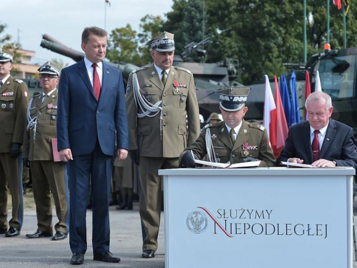 Minister obrony narodowej Mariusz Błaszczak (4P), dowódca generalny Rodzajów Sił Zbrojnych gen. broni Jarosław Mika (3P), dowódca 15. Giżyckiej Brygady Zmechanizowanej im. Zawiszy Czarnego generał brygady Jarosław Gromadziński (2P) i prezydent Siedlec Wojciech Kudelski (P). Siedlce,09.09.2018. Fot. PAP/M. Obara