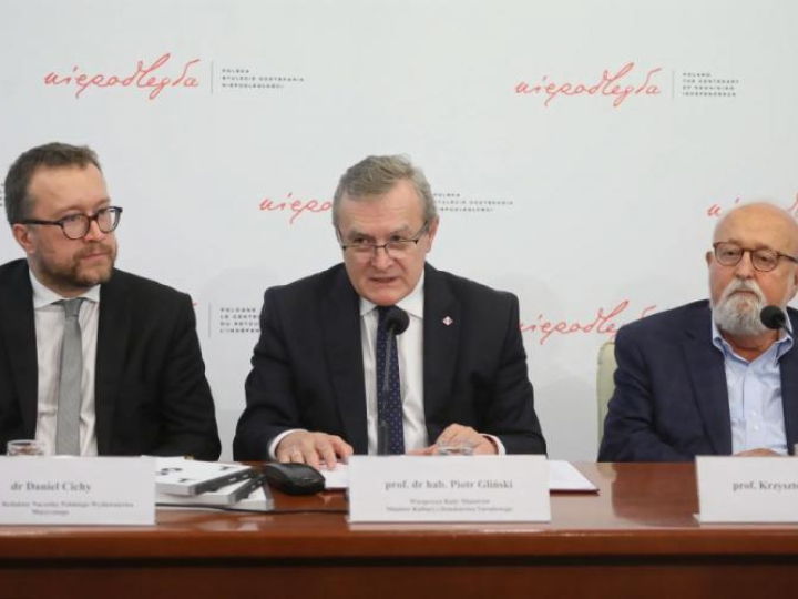 Warszawa, 18.09.2018. Kompozytor Krzysztof Penderecki (P), wicepremier, minister kultury Piotr Gliński (C) i dyrektor Polskiego Wydawnictwa Muzycznego dr Daniel Cichy (L) podczas konferencji prasowej zapowiadającej projekt „100 na 100. Muzyczne dekady wolności", Fot. PAP/P. Supernak