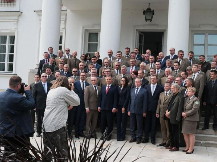 Prezydent Andrzej Duda (C), dyrektor Lasów Państwowych Andrzej Konieczny (C-L), minister środowiska Henryk Kowalczyk (5P) podczas spotkania z leśnikami w ramach konferencji "Lasy dla Niepodległej" w Warszawie. Fot. PAP/A. Lange