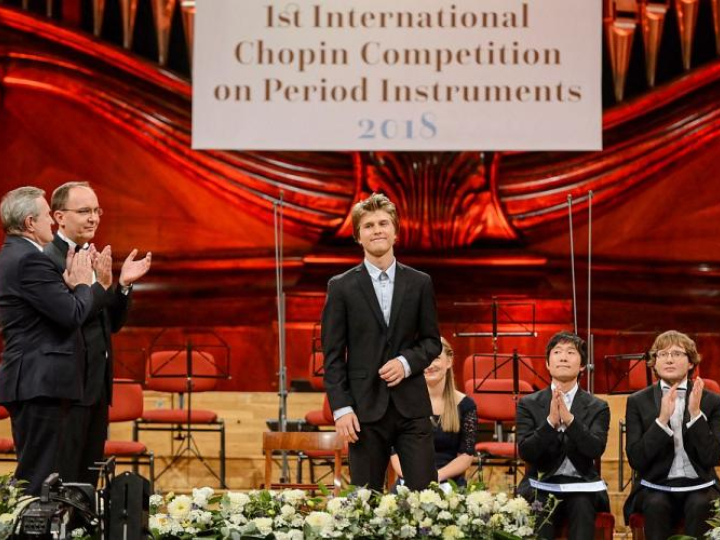 Wicepremier, minister kultury Piotr Gliński (L), dyrektor Narodowego Instytutu Fryderyka Chopina Artur Szklener (2L) i laureat pierwszej nagrody I Konkursu Chopinowskiego na Instrumentach Historycznych Tomasz Ritter (C). Warszawa, 14.09.2018. W Fot. PAP/J. Kamiński