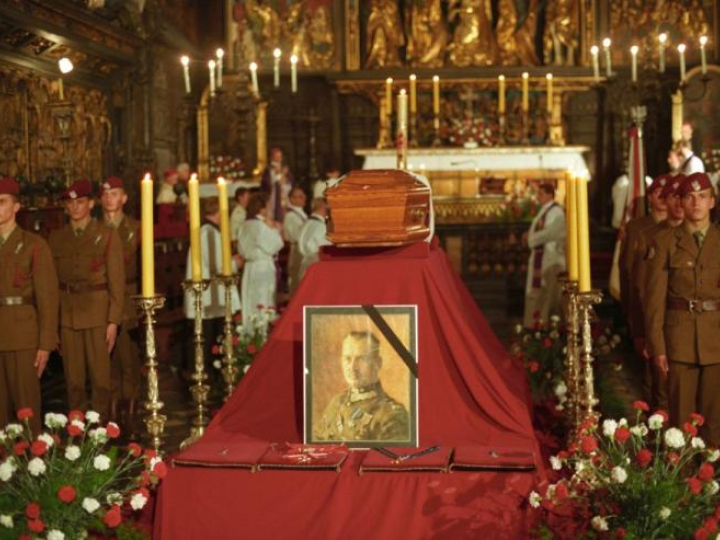 Trumna ze szczątkami gen. W. Sikorskiego wystawiona w kościele Mariackim, skąd została przeniesiona do katedry wawelskiej. PAP/J. Bednarczyk