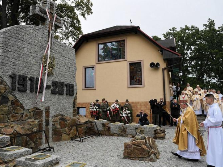 Metropolita szczecińsko-kamieński abp Andrzej Dzięga (2P) podczas odsłonięcia pomnika z okazji 100. rocznicy odzyskania przez Polskę niepodległości w Strachocinie. Fot. PAP/D. Delmanowicz
