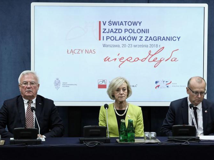 Prezes Stowarzyszenia „Wspólnota Polska” Dariusz Bonisławski (P), prezydent Europejskiej Unii Wspólnot Polonijnych Tadeusz Pilat (L) i przewodnicząca Rady Polonii Świata Teresa Berezowska (C) podczas konferencji prasowej podsumowującej V Światowy Zjazd Polonii i Polaków z Zagranicy w Warszawie. Fot. PAP/T. Gzell