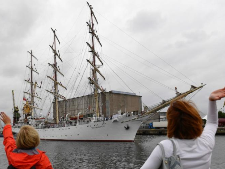 Szczecin, 12.06.2018. „Dar Młodzieży” wpływa do portu w Szczecinie, aby wziąć udział w Światowych Dniach Morza. „Dar Młodzieży” jest w trakcie Rejsu Niepodległości, wyprawy dookoła świata, zorganizowanego dla uczczenia 100. rocznicy odzyskania niepodległości przez Polskę. Fot. PAP/M. Bielecki