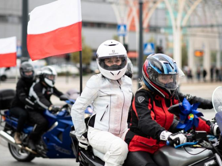 Łódź, 23.09.2018. Paradą kilkuset maszyn udekorowanych biało-czerwonymi flagami łódzcy motocykliści uczcili 100-lecie odzyskania niepodległości Polski. Fot. PAP/G. Michałowski