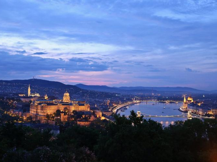 Panorama Budapesztu - widok z Góry Gellerta na Zamek Królewski i Most Łańcuchowy. Fot. PAP/R. Guz