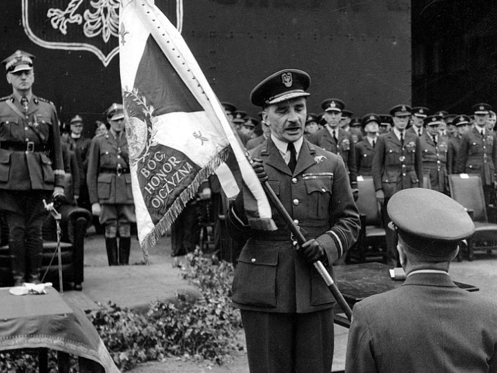 Inspektor generalny Polskich Sił Powietrznych gen. Stanisław Ujejski przekazuje sztandar dowódcy 300 dywizjonu bombowego; widoczny m.in. premier RP i Naczelny Wódz gen. Władysław Sikorski (z lewej). Swinderby, 07.1941. Fot. NAC