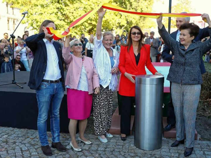 Uroczystości zakopania kapsuły czasu odbyła się u zbiegu Krakowskiego Przedmieścia i ul. Karowej w Warszawie -  prezydent Warszawy Hanna Gronkiewicz-Waltz (P), wiceprezydent Renata Kaznowska (2P) i radna Anna Nehrebecka (3P). Fot. PAP/R. Guz