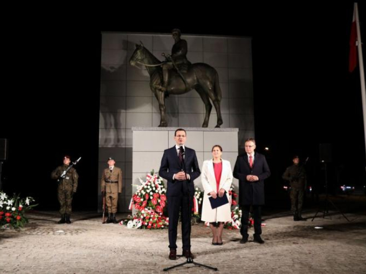 Premier Mateusz Morawiecki (L), poseł PiS Arkadiusz Mularczyk (P) i kandydatka Zjednoczonej Prawicy na prezydenta miasta Iwona Mularczyk (2P) po złożeniu kwiatów przed pomnikiem Józefa Piłsudskiego w Nowym Sączu. Fot. PAP/G. Momot