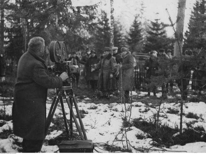 Operator Polskiej Agencji Telegraficznej filmuje uczestników polowania w Białowieży m.in. regenta Węgier Miklos'a Horthy'ego i prezydenta RP Ignacego Mościckiego (w futrzanej czapce), księcia Axela. 1938 r. Fot. NAC 