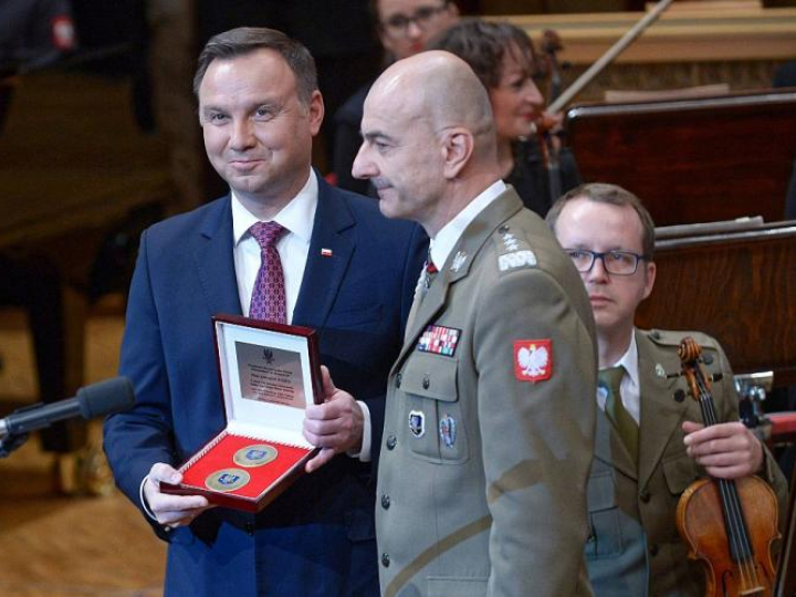 Prezydent Andrzej Duda (L) oraz szef Sztabu Generalnego Wojska Polskiego generał broni Rajmund T. Andrzejczak (P) podczas koncertu zorganizowanego z okazji 100-lecia utworzenia Sztabu Generalnego Wojska Polskiego w Filharmonii Narodowej w Warszawie. Fot. PAP/M. Obara