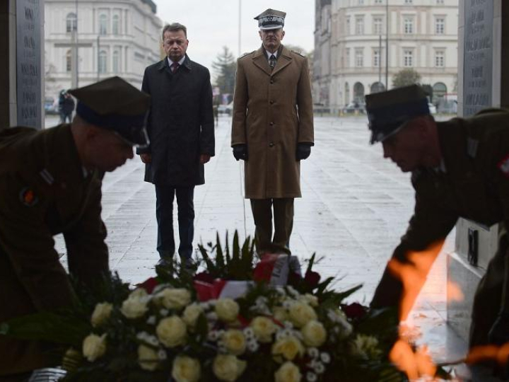 Minister obrony narodowej Mariusz Błaszczak (2L) i szef Sztabu Generalnego Wojska Polskiego generał broni Rajmund T. Andrzejczak (2P) podczas uroczystego apelu przed Grobem Nieznanego Żołnierza w Warszawie z okazji 100-lecia utworzenia Sztabu Generalnego Wojska Polskiego. Fot. PAP/M. Obara