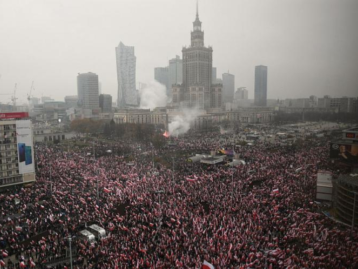 Uczestnicy Biało-Czerwonego Marszu „Dla Ciebie Polsko" i Marszu Niepodległości zbierają się na rondzie Dmowskiego w Warszawie. Fot. PAP/R. Pietruszka