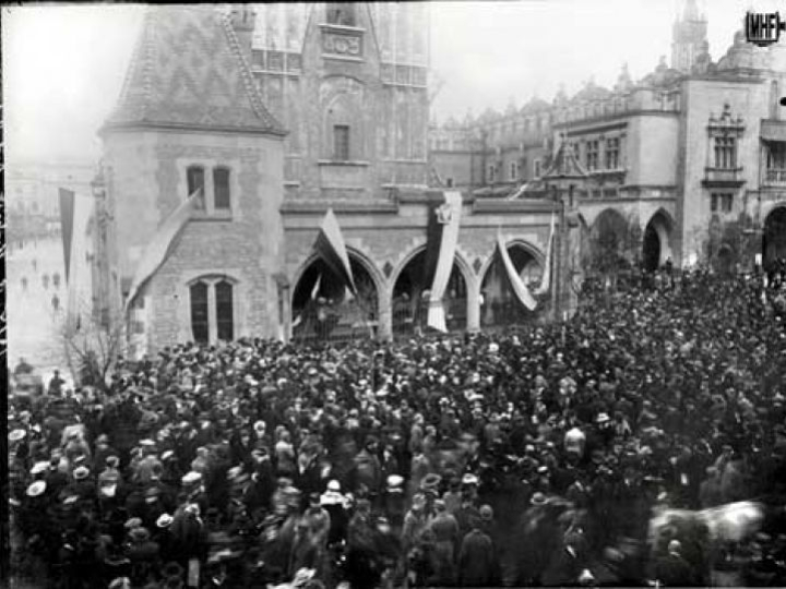 Zgromadzenie krakowian pod odwachem, po przejęciu warty przez oddział Wojska Polskiego - 31 X 1918. Źródło: Muzeum Historii Fotografii