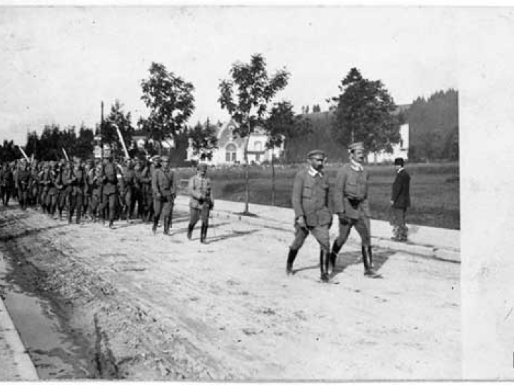 Związek Strzelecki - ćwiczenia w Zakopanem. Na czele kolumny idą: Józef Piłsudski (z lewej) i Kazimierz Sosnkowski (z prawej), kompanię prowadzi Mieczysław Ryś-Trojanowski. 1913 r.