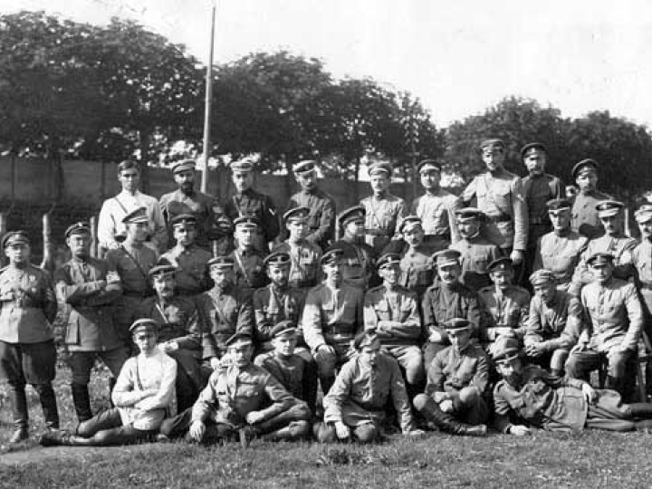 Oficerowie dowództwa organizacji wojskowej Ziemi Humańskiej z dowódcą Edwardem Krzyżanowskim. 1918 r. Źródło: CAW