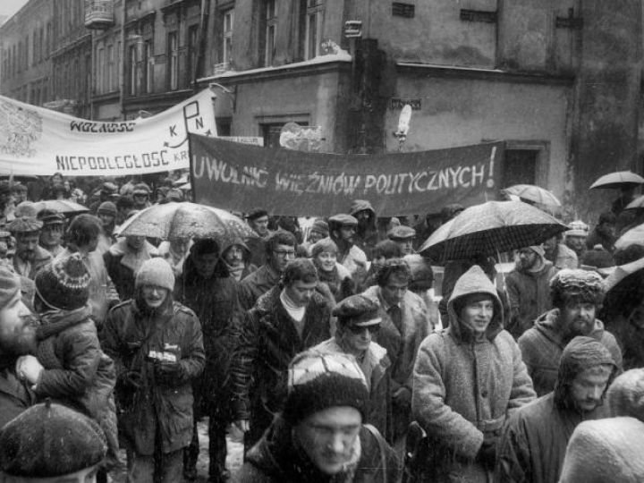 Kraków, 11.11.1980. Manifestacja w rocznicę odzyskania niepodległości. Fot. PAP/J. Ochoński