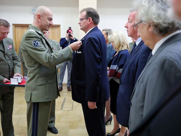 Szef Sztabu Generalnego Wojska Polskiego generał broni Rajmund T. Andrzejczak (C-L) uhonorował medalem z okazji 100-lecia SG WP szefa Urzędu do Spraw Kombatantów i Osób Represjonowanych Jana Józefa Kasprzyka (C-P). Fot. PAP/L. Szymański