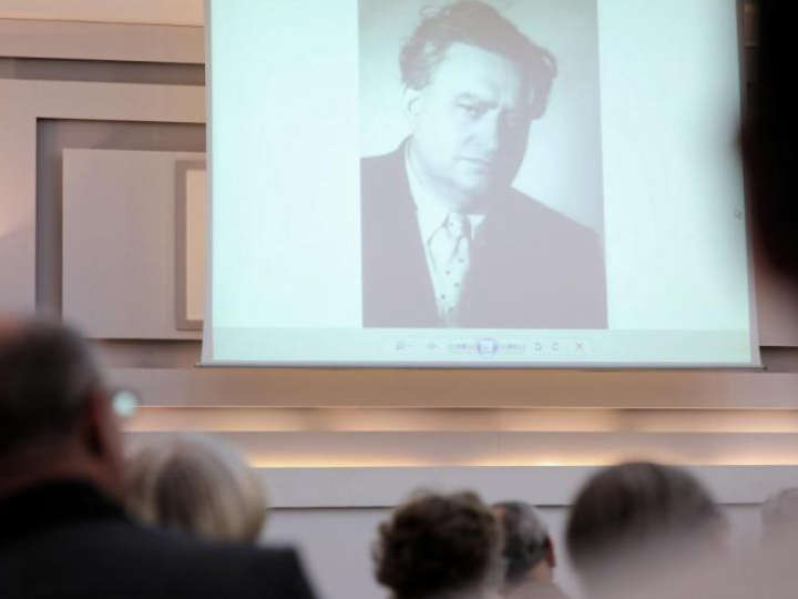 Na ekranie zdjęcie przedstawiające Stanisława "Cat" Mackiewicza uznanego za najwybitniejszego dziennikarza 100-lecia. Fot. PAP/L. Szymański