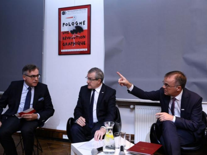 Wicepremier, minister kultury i dziedzictwa narodowego Piotr Gliński, dyrektor Instytutu Adama Mickiewicza Krzysztof Olendzki i pełnomocnik rządu ds. obchodów Stulecia Odzyskania Niepodległości, wiceminister kultury Jarosław Sellin. Fot. PAP/R. Guz