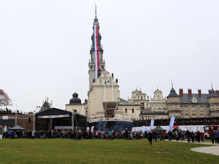 Sanktuarium Matki Bożej Częstochowskiej na Jasnej Górze przyozdobione biało-czerwoną flagą. 04.11.2018. Fot. PAP/W. Deska 