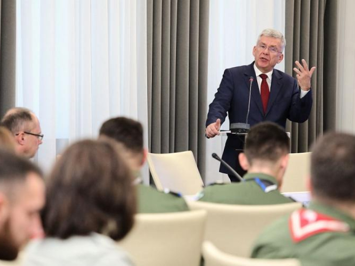 Marszałek Senatu Stanisław Karczewski podczas otwarcia konferencji „Harcerstwo w 100-lecie Niepodległości – nasi Patroni” w Senacie. Fot. PAP/T. Gzell